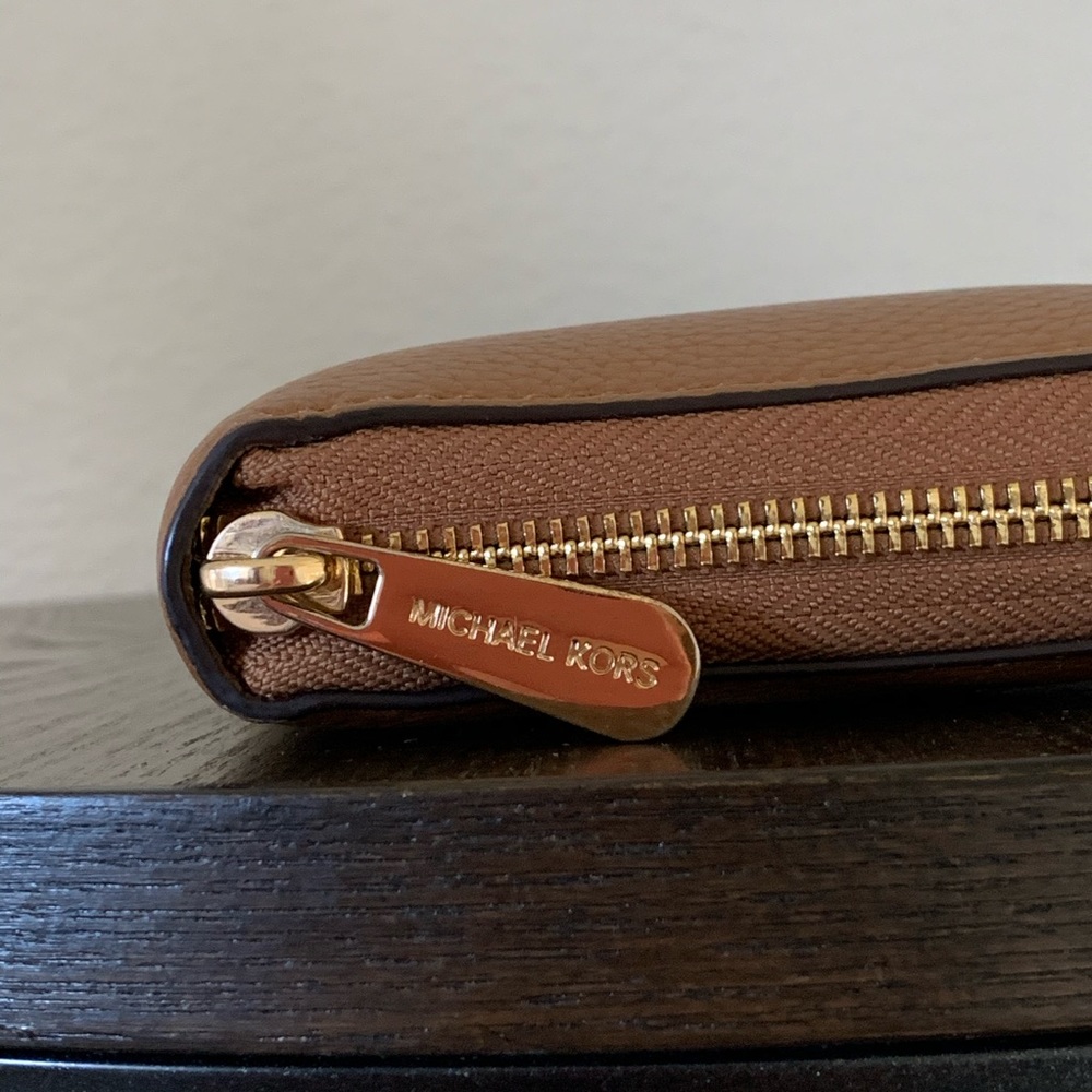 Donated - Michael Kors wallet - Picture 7 of 7